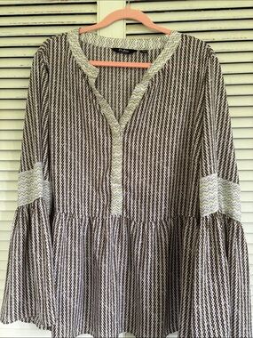 Du Jour plus sizeBoho-Style Tiered Tunic Top with bell sleeves green Lace Trim